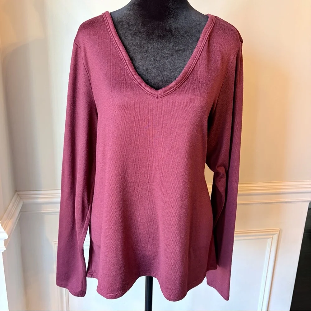 Set of Two American Eagle Size XL Long Sleeve V-Neck Tops - Picture 2 of 7